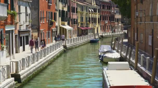 Mensen lopen smalle Venetiaanse straat, toerisme en vakantie, boten op het water — Stockvideo