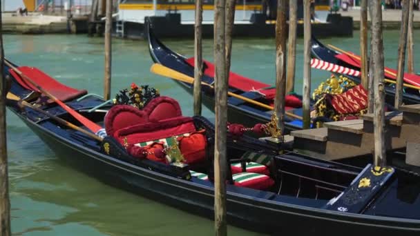 Romantyczny gondole zacumowane w Grand Canal, tradycyjnym weneckim transportu, podróży — Wideo stockowe