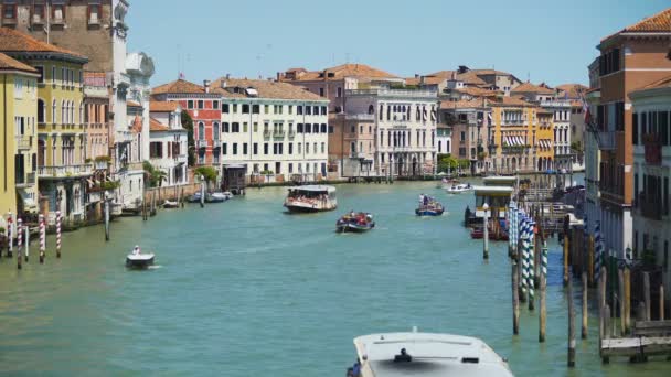 Los turistas viajan en vaporettos en Venecia, hermosa vista del Gran Canal, Italia — Vídeos de Stock