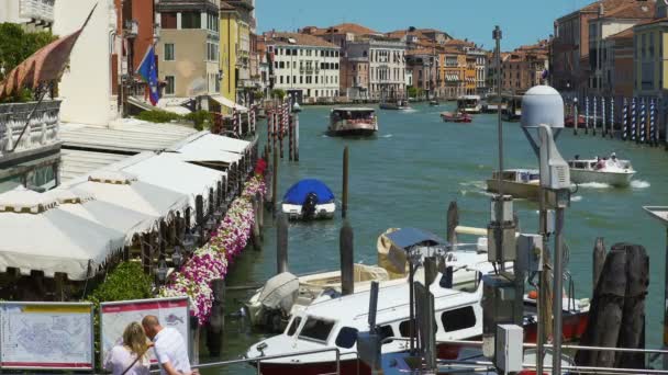 Turister står på piren och tittar på staden karta, Grand Canal, café i Venedig — Stockvideo