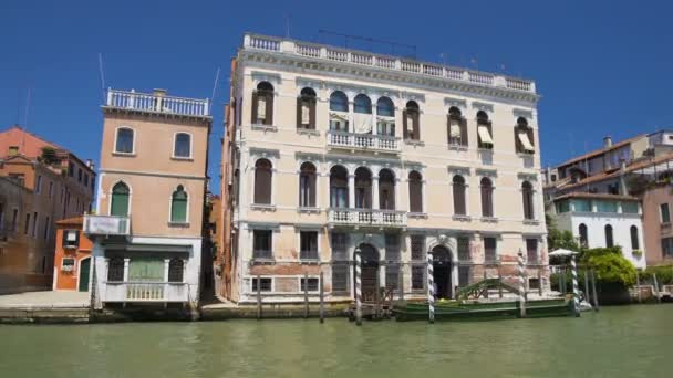 Sightseeing i Venedig, båtfärd längs Canal Grande, Visa av gamla byggnader — Stockvideo