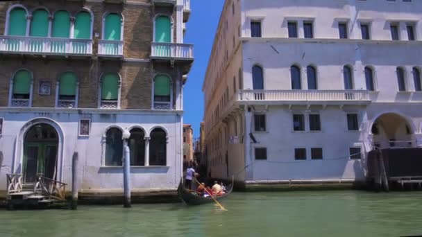 Turistas navegando en góndola, excursión en barco por el Gran Canal de Venecia, Italia — Vídeos de Stock