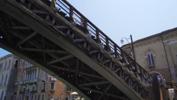 Loď plující pod most přes Canal Grande, prohlídka Benátek, Itálie — Stock video