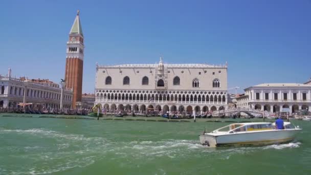 Ancienne façade du Palais des Doges à Venise, visite fluviale, architecture antique — Video