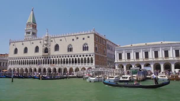 Гондолы под парусом возле знаменитого Дворца дожей, Венеция, экскурсии на лодке — стоковое видео