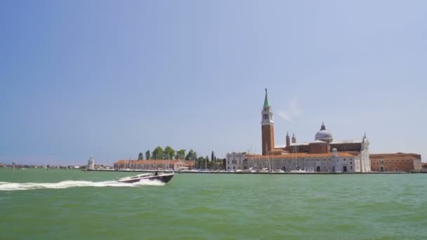 Motorový člun plující nedaleko krásného ostrova San Giorgio Maggiore v Benátkách, cestovní ruch — Stock video