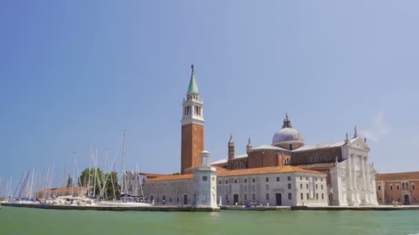 Vista da igreja velha de San Giorgio Maggiore do barco do passeio, sightseeing, Veneza — Vídeo de Stock