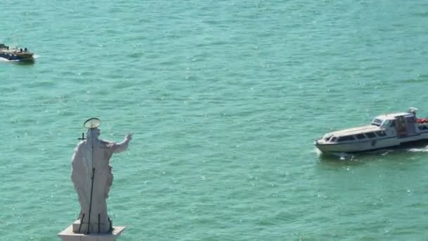 Transporte en Venecia, la estatua del Redentor en el techo de la Iglesia de San Jorge — Vídeos de Stock