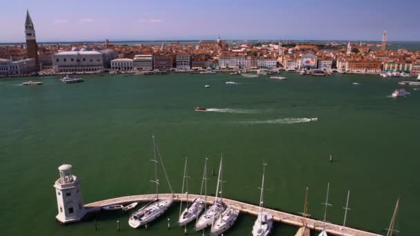 Vista aérea de Veneza e iate clube, turismo e arquitetura, transporte de água — Vídeo de Stock