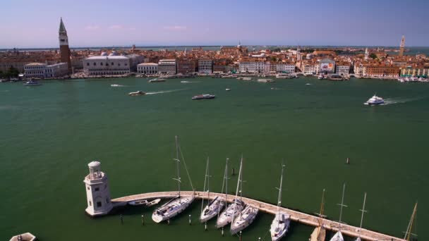 Prachtig uitzicht op Venetië, jachten afgemeerd aan de haven, toerisme en vervoer — Stockvideo