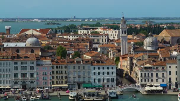 Arquitetura antiga de Veneza, vista de edifícios e turistas caminhando na ponte — Vídeo de Stock