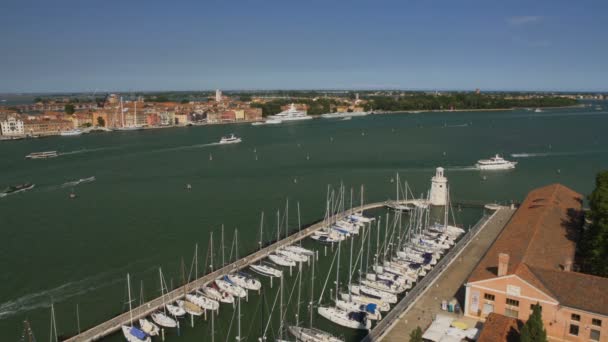 Водный транспорт по Венецианскому каналу, вид на пришвартованные белые яхты, туризм — стоковое видео