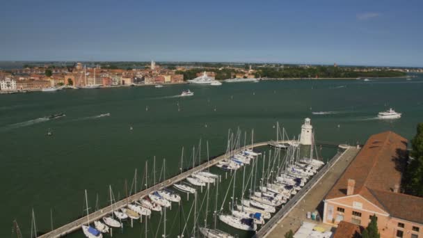 Суда и лодки, плывущие вдоль Венецианского канала, водный транспорт, пришвартованные яхты — стоковое видео