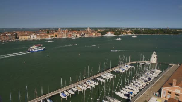 Vista del club náutico y veleros, Gran Canal de Venecia, transporte acuático — Vídeos de Stock