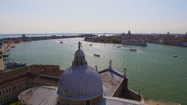 Statue des hl. Georges steht auf der Kuppel der Kathedrale, Blick auf den Canal Grande, Venedig — Stockvideo