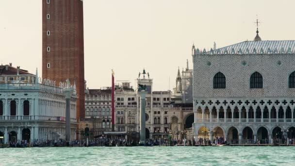 Venedik'te San Marco Meydanı ve Doge Sarayı, turistik seyahat — Stok video
