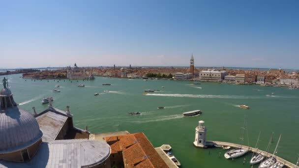 Водный транспорт движется по Гранд каналу в Венеции, вид сверху церкви — стоковое видео