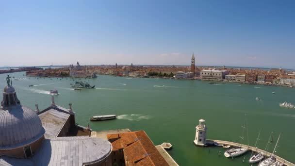 Лодки и вапоретто, плывущие по Венецианскому каналу, вид сверху, временной интервал — стоковое видео