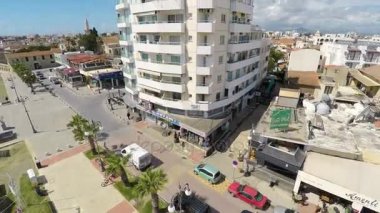 Larnaca, Kıbrıs - Nisan 2015 yaklaşık: Uçan şehri. Larnaka'nın cityscape yukarıdan, Bahar şehrin güzel havadan görünümü