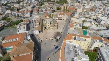 Quadrocopter, hız yukarıya alarak uçan üzerinde film için şehirden kuşbakışı görüntülemek