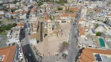 Yüksek havada yüzer ve güzel Avrupa kenti hava filme robot