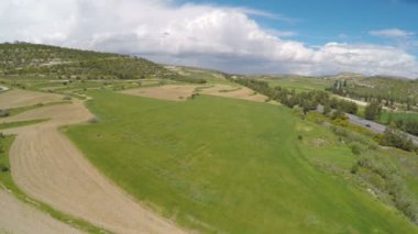 Etli ve doymuş alanları ve çayırlar, karayolu boyunca yer alan görüntüleyin