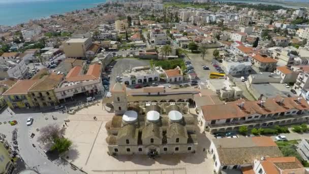 Volando sobre el centro de Larnaca, Chipre. Vista aérea de la iglesia de San Lázaro — Vídeos de Stock