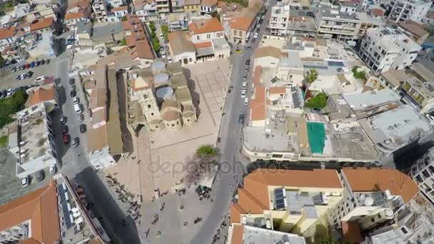Widok z lotu ptaka ulic i zabytków w mieście Larnaka, Cypr — Wideo stockowe