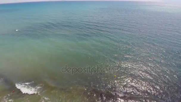 Onde scintillanti del Mediterraneo che si infrangono sulla riva, vista a volo d'uccello — Video Stock