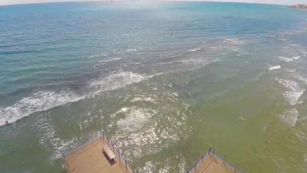 Вид с воздуха на красивый деревянный пирс с зоной отдыха на средиземноморском побережье — стоковое видео