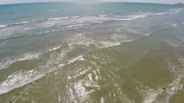 Locals ontspannen en plezier wandelen op Zeekust alvorens strand seizoen te openen — Stockvideo