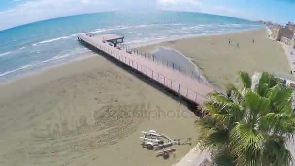 Vue aérienne de la merveilleuse mer Méditerranée depuis le littoral chypriote, tourisme — Video