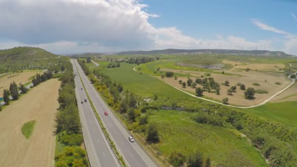 Yukarıda yeşil tarım alanları ve çayırlar, Kıbrıs'ın muhteşem köprü — Stok video