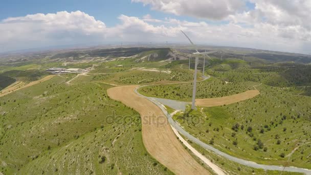 Vista sobre parque eólico em Chipre, alternativas ecológicas de produção de energia — Vídeo de Stock