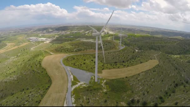 Экологически чистые ветряные электростанции, производящие чистую энергию без ущерба для окружающей среды — стоковое видео