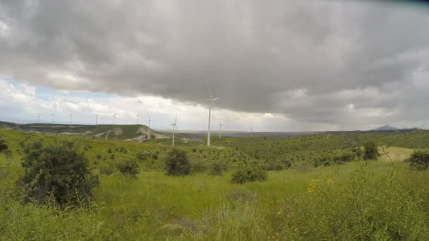 Modern teknik inom energiproduktion som hjälper till att undvika förorening av naturen — Stockvideo