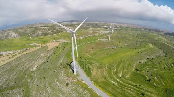 Gran parque eólico que produce electricidad para las ciudades, fuentes de energía alternativas — Vídeo de stock