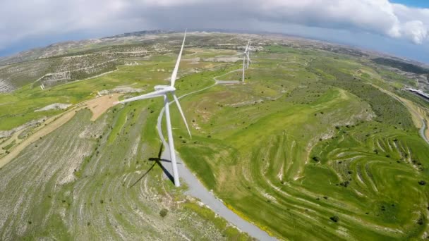 Ciudades que inician proyectos de energía alternativa, utilizando molinos de viento para producir energía — Vídeo de stock