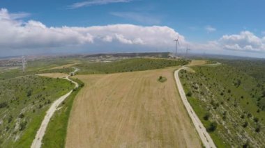 Şehirler için yenilenebilir enerji tedarik çayır üzerinde yer alan huzurlu yel değirmeni çiftliği