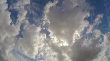 Kabarık bulutlar hızla yaz göğün, cennet timelapse akşam yüzer