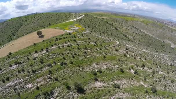 Dünya, havadan görünümü üzerinde cennet parçası gibi kırsal otlaklar — Stok video