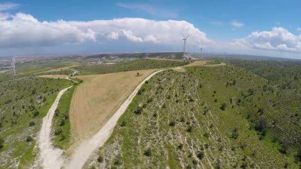 Grande parque eólico que se eleva acima de colinas de Chipre, produção de energia alternativa — Vídeo de Stock