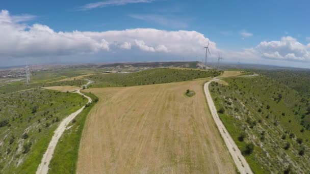 Fermă de moară de vânt liniștită situată pe pajiște care furnizează energie regenerabilă orașelor — Videoclip de stoc
