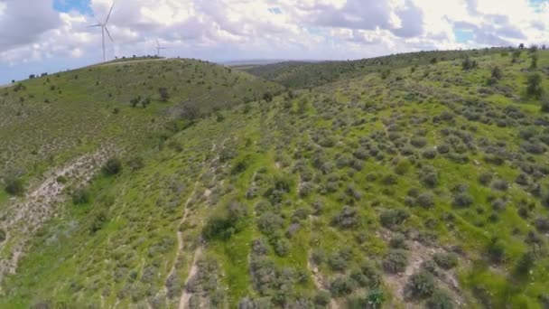 Flyover acima de colinas verdes e parque eólico em Chipre na primavera, beleza da natureza — Vídeo de Stock