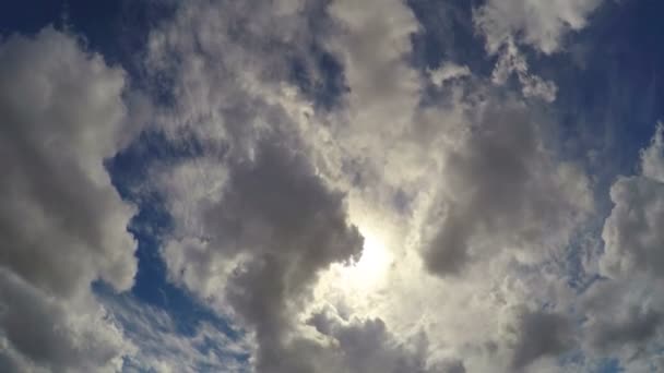 Grandes nuvens fofas escondendo sol de verão no céu, bela paisagem nublada timelapse — Vídeo de Stock