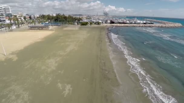 Vue aérienne des installations de relaxation locales sur la plage de sable de la mer Méditerranée 