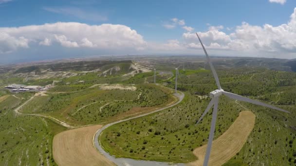 キプロス、風車の農場の空中写真の再生可能な代替エネルギー — ストック動画