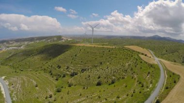 Çağdaş Rüzgar enerji santrali dağlarda, çevre dostu enerji üretimi