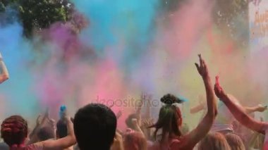 Kiev, Ukrayna - 9 Ağustos 2015: Holi renkli kutlama Festivali. Toz bulutları Colorfest tüm konukları kapsayan havaya püskürtme parlak renkli