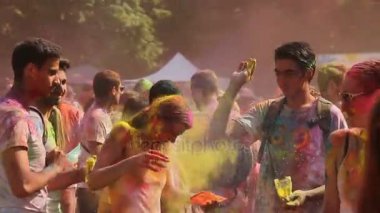 Kiev, Ukrayna - 9 Ağustos 2015: Holi renkli kutlama Festivali. Gençler, her diğer eğlenceli püskürtme toz Holi renkli fest, renkli